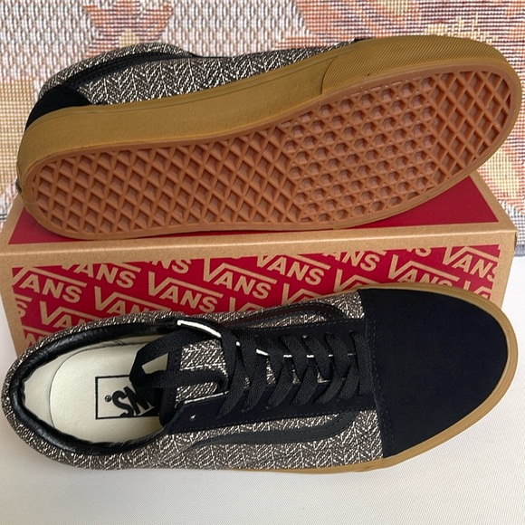 Vans Men’s Old Skool
Herringbone Black/Brown
VN000CP5YS8
Sneakers - Picture 12 of 16